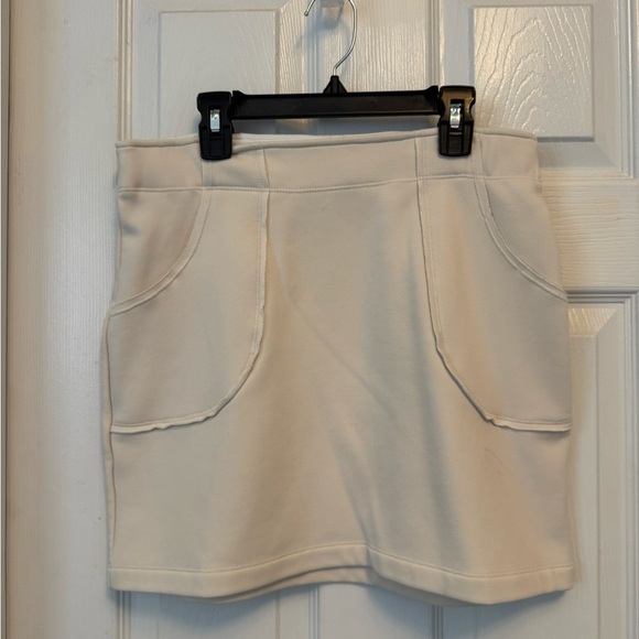 Athleta Scuba Mini Skirt Small Tech Fleece Lined Cream Color Deep Patch Pockets - Picture 1 of 9